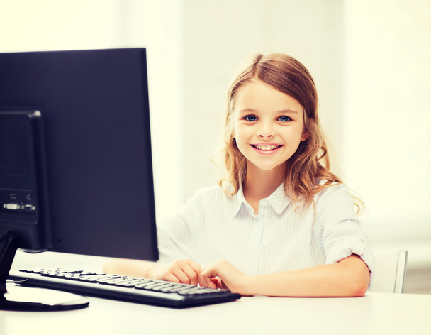 Számítógép az iskolában tanuló lány - Fotó, kép