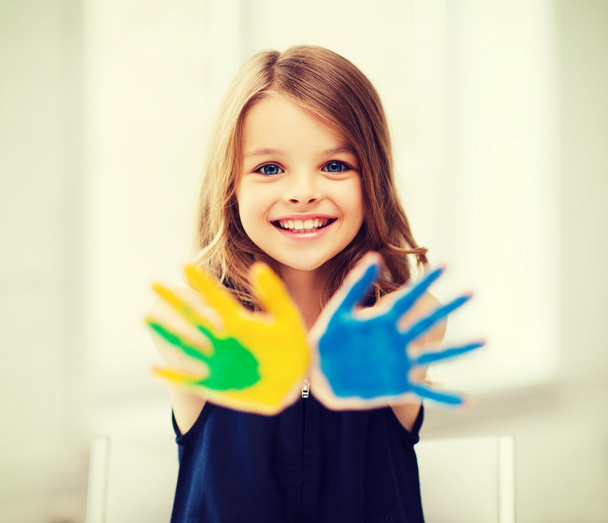 girl showing painted hands - Fotografie, Obrázek