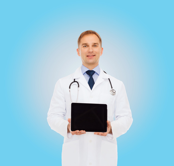 smiling male doctor with stethoscope and tablet pc - Foto, afbeelding