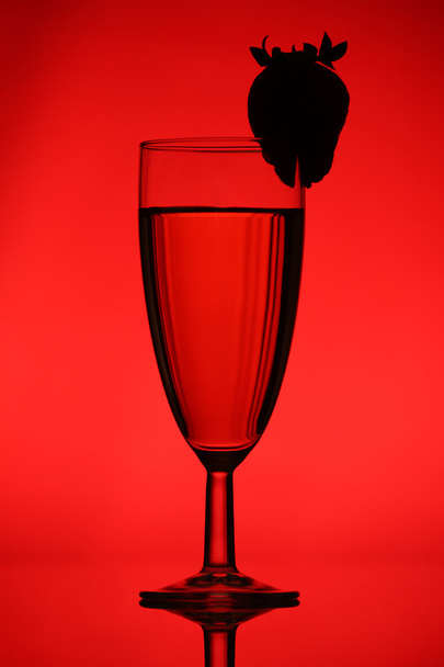 Champagne with strawberry - Фото, зображення