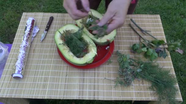 Kabak bahçede yemek pişirmek için hazırlanıyor - Video, Çekim