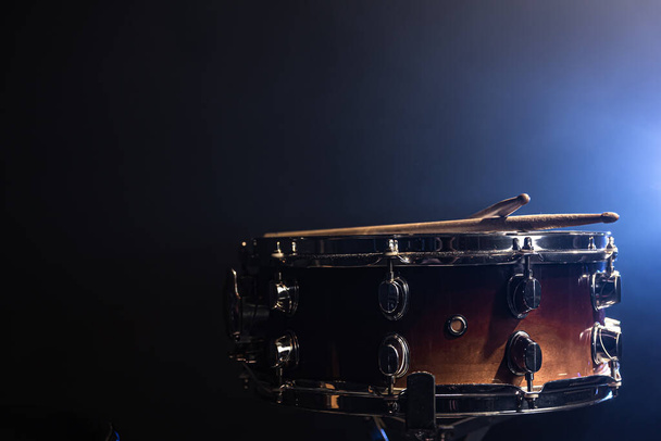 Close-up de um tambor snare, instrumento de percussão em um fundo escuro com bela iluminação, espaço de cópia. - Foto, Imagem
