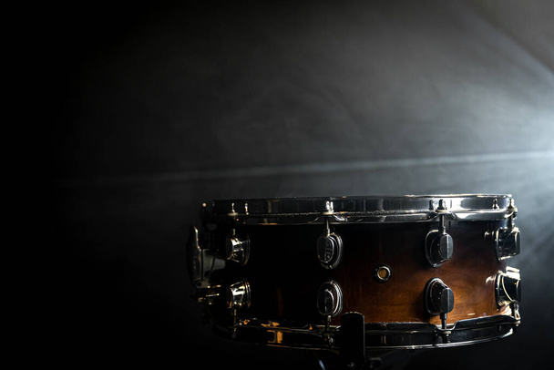 Snare Drum, Schlaginstrument vor dem Hintergrund eines hellen Bühnenscheinwerfers. - Foto, Bild