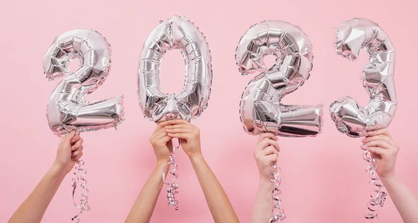 2023年新年のお祝い。ピンクの背景にシルバー箔風船番号2023. - 写真・画像