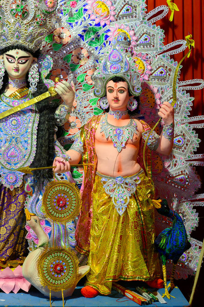 Immunitet Boga Kartika, podczas festiwalu Durga Puja w nocy. Postrzelony pod kolorowym światłem w Howrah, Zachodni Bengal, Indie. Największy festiwal hinduizmu, obchodzony na świecie. - Zdjęcie, obraz