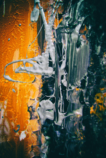 Mad art : photo de peinture acrylique abstraite crue et liquide aux effets tonifiants et vintage. Texture de la peinture, éclaboussures expressives et pulvérisation, vernissage. - Photo, image