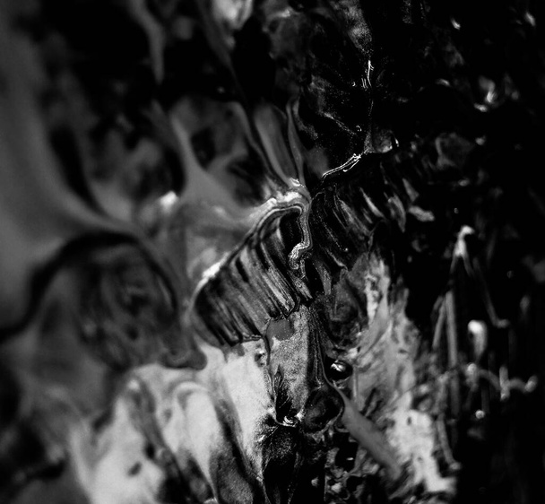 Verrückte Kunst: Foto von abstrakter roher, flüssiger Acrylmalerei mit Tonung und Vintage-Verarbeitungseffekten. Farbtextur, ausdrucksstarke Spritzer und Sprühnebel, Lackierung. - Foto, Bild