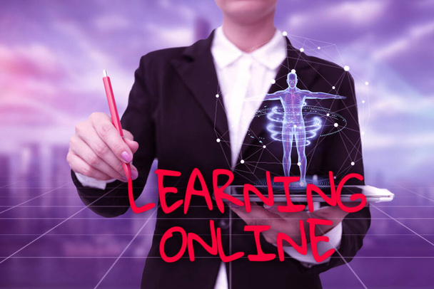 Натхнення, що показує знак "Навчання онлайн". Слово Написано на Дізнайтеся щось нове за допомогою Інтернету та технології Lady In Uniform Standing Holding Tablet Typing Futuristic Technologies
. - Фото, зображення