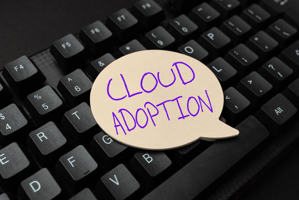 Tekst pokazujący inspirację Cloud Adoption. Koncepcja oznacza strategiczne posunięcie organizacji na rzecz zmniejszenia kosztów i ryzyka Komponowanie nowej wiadomości e-mail, Badanie Internetu w celach informacyjnych - Zdjęcie, obraz