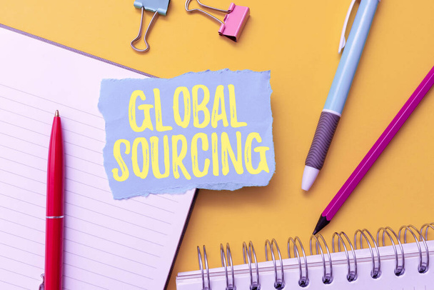 Conceptueel bijschrift Global Sourcing. Word Written on practice of sourcing from the global market for goods Flashy School And Office Supplies Bright Teaching And Learning Collections - Foto, afbeelding