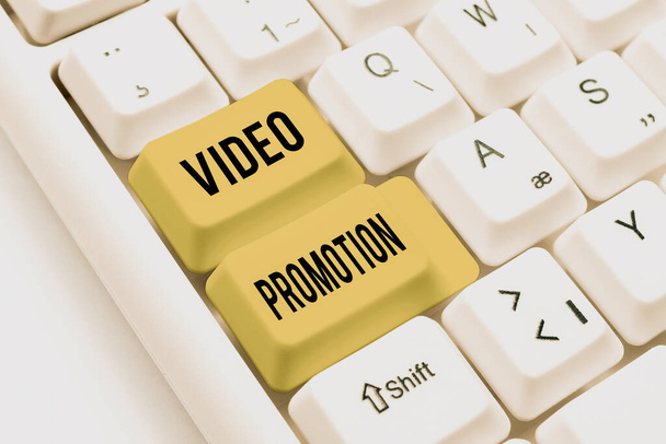Kavramsal başlık Video Tanıtımı. İş dünyası, çevrimiçi Belgelendirme Fikirlerini destekleyen veya tanıtan, Önemli Dosyaları İnternet 'e Yükleyen bir video veya kısa film sergiliyor - Fotoğraf, Görsel
