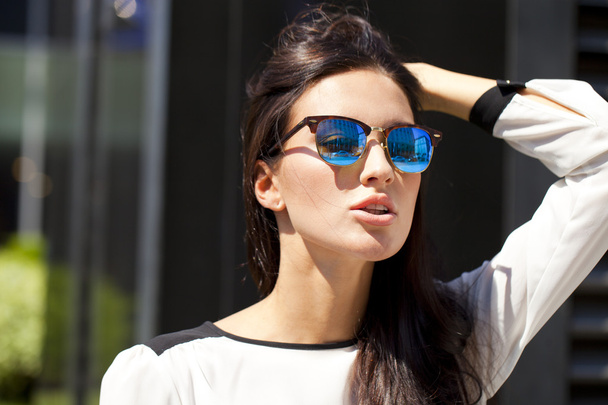 Business woman with blue mirrored sunglasses - Φωτογραφία, εικόνα