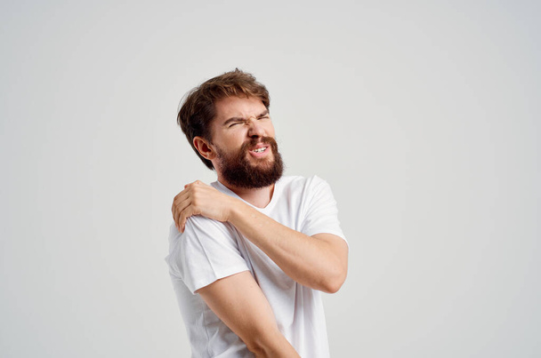 Mann Schmerzen im Nacken Gesundheit Probleme Massage Therapie Licht Hintergrund - Foto, Bild