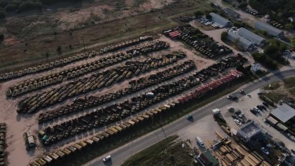 drone gira en torno a un cementerio de equipos pesados y coches - Metraje, vídeo