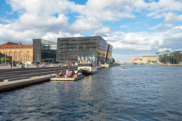 Copenhague. Dinamarca. 12. Septiembre. 2021. Hermoso edificio moderno de la Biblioteca Diamante Negro. Copenhague. Dinamarca mira a Europa - Foto, Imagen
