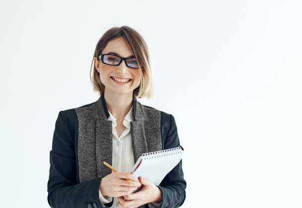 Femme d'affaires portant des lunettes documents notepad bureau - Photo, image