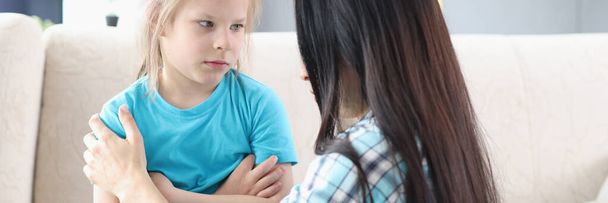 Pequena menina ofendida se comunica com a mãe em casa - Foto, Imagem