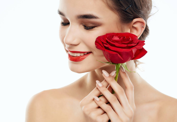bela mulher nua ombros flor vermelha pele limpa posando - Foto, Imagem