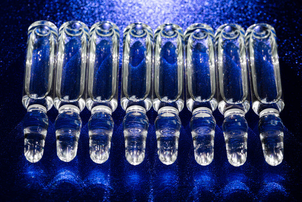 Ampolas médicas de vidro para injeção. Ampolas com vacina, medicamento, colagénio, vitaminas, líquido transparente - Foto, Imagem