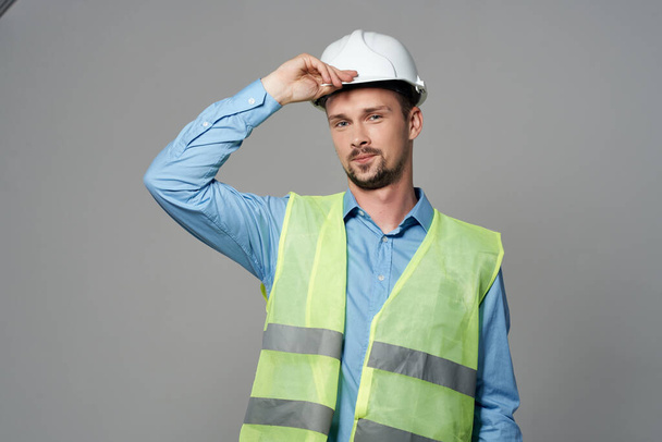 homme en protection casque blanc Profession de travail lumière arrière-plan - Photo, image