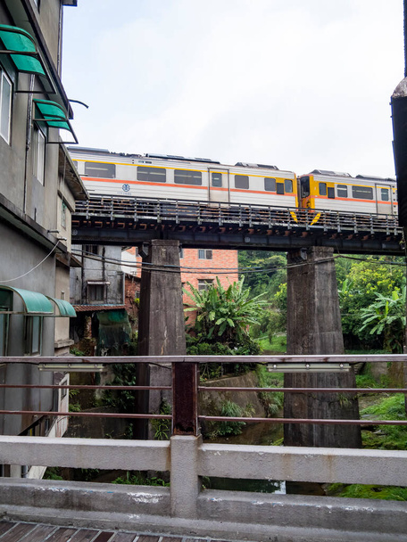 Tren de la línea ferroviaria Pingxi que viaja en la antigua calle Pinghsi, Nueva Taipéi, Taiwán - Foto, Imagen