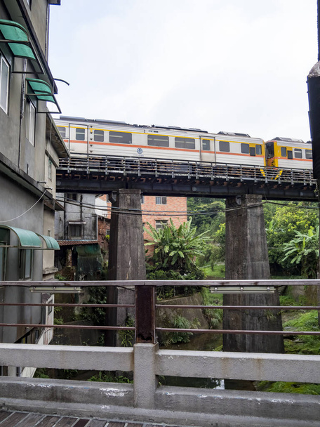 Vonat Pingxi vasútvonal utazik Pinghsi régi utcán, Új Taipei város, Tajvan - Fotó, kép