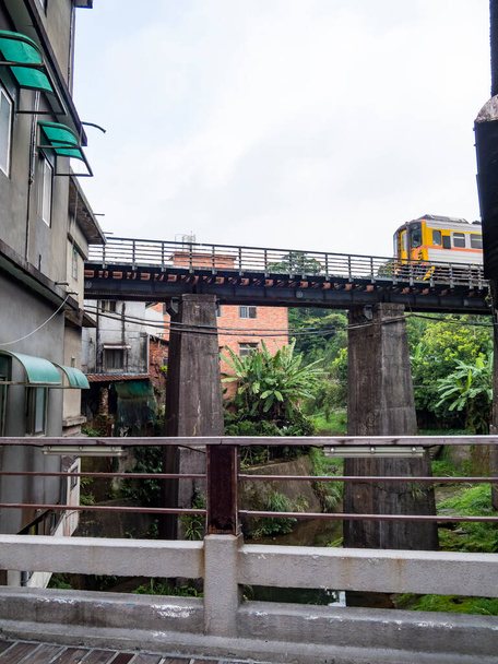 Trem da linha ferroviária de Pingxi viajando na rua velha de Pinghsi, cidade nova de Taipei, Taiwan - Foto, Imagem
