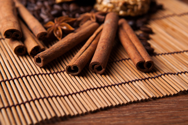 roasted coffee and cinnamon sticks - Photo, Image