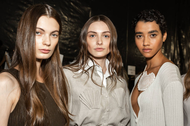 MILAN, ITALY - SEPTEMBER 24: Gorgeous models pose in the backstage just before Budapest Select show during Milan Women's Fashion Week on SEPTEMBER 24, 2021 in Milan - Φωτογραφία, εικόνα