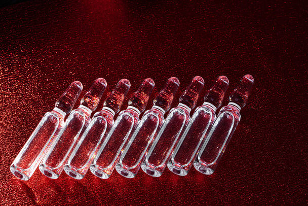 Ampoules médicales en verre pour injection. Ampoules avec vaccin, médicament, collagène, vitamines, liquide transparent - Photo, image