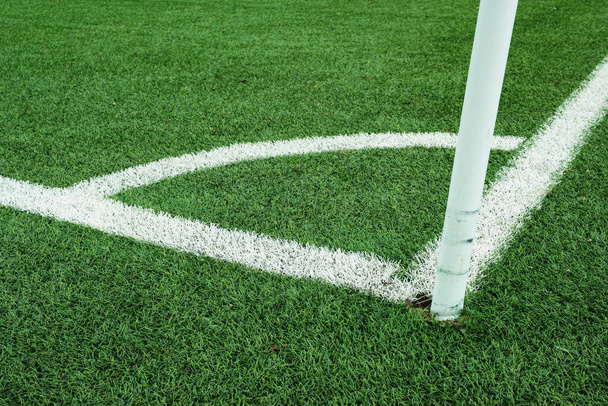 λευκές γραμμές που σηματοδοτούν τη γωνία σε ένα γήπεδο ποδοσφαίρου - Φωτογραφία, εικόνα