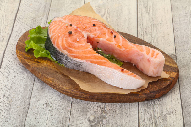 Filete de salmón crudo con sal y pimienta - listo para asar - Foto, Imagen