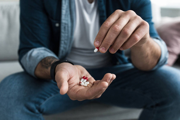 Πολύχρωμα φάρμακα φαρμακευτική χάπια, ναρκωτικά σε κάψουλες στην παλάμη - Φωτογραφία, εικόνα