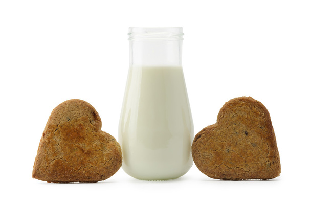 ハート クッキーとミルク - 写真・画像