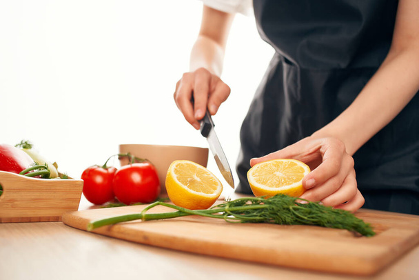σαλάτα μαγείρεμα προσθέτοντας συστατικά υγιεινής κουζίνας τροφίμων - Φωτογραφία, εικόνα