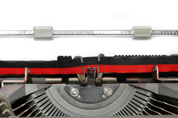 biały arkusz maszyny do pisania jest idealny do personalizacji z własnym tekstem pisanym - Zdjęcie, obraz