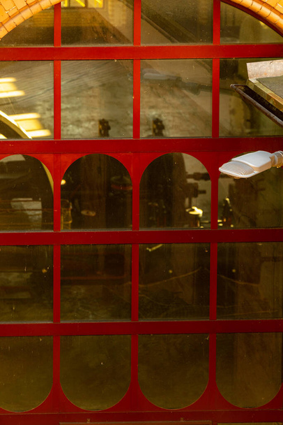 Gran ventana con marcos rojos del edificio de la estación de bombeo - Foto, imagen