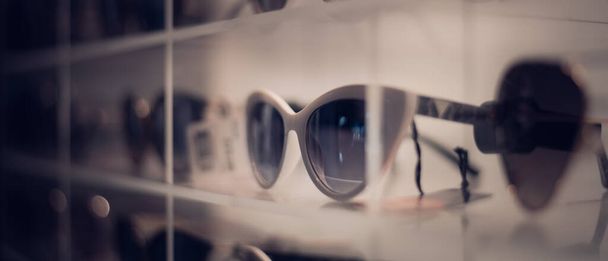 Gafas de sol blancas en exhibición con espacio para texto - Foto, imagen