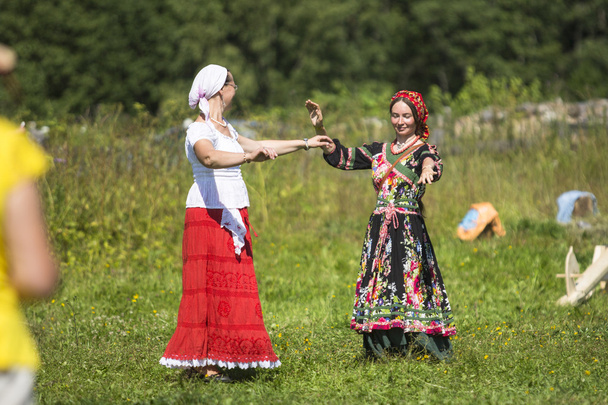 Participantes durante el festival popular Ivan-Tea
 - Foto, Imagen