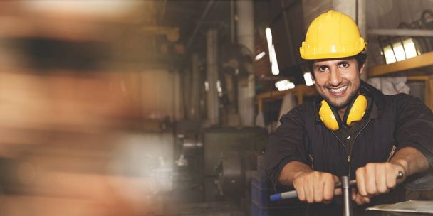 Retrato feliz Ingeniero mecánico indio profesionalOperando una fábrica de torno de metal, trabaja en un taller: Técnico que usa equipo de seguridad durante el trabajo - Foto, imagen