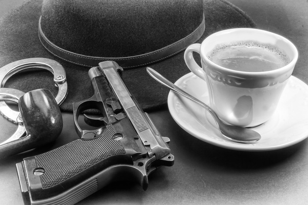 καφέ ντετέκτιβ, καπέλο σωλήνα όπλο και χειροπέδες - Φωτογραφία, εικόνα