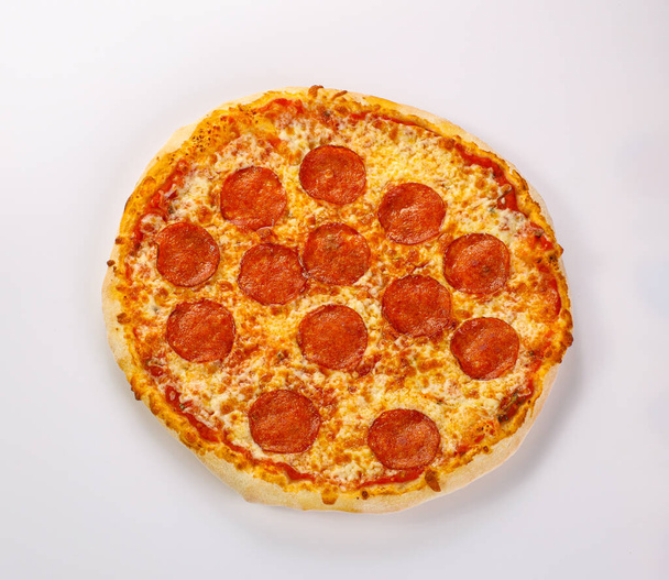 Traditionelle italienische Pizza mit Peperoni-Würstchen - Foto, Bild