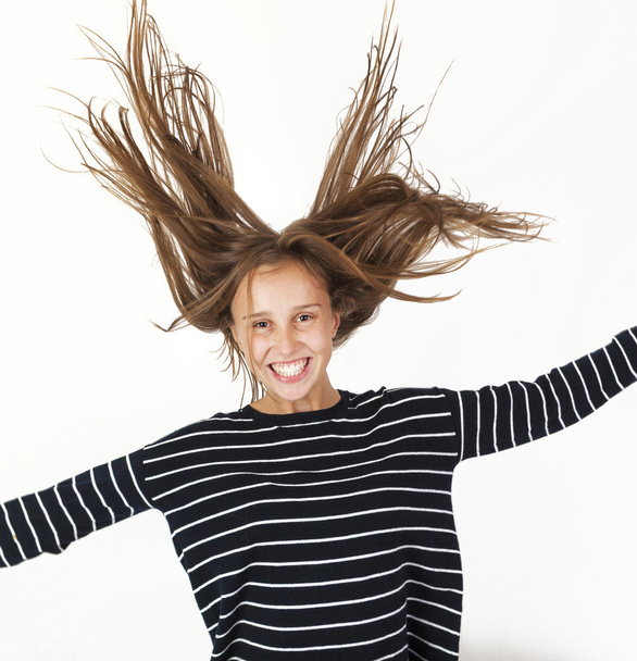 jeune fille de beauté volant dans le saut avec les cheveux bruns
 - Photo, image