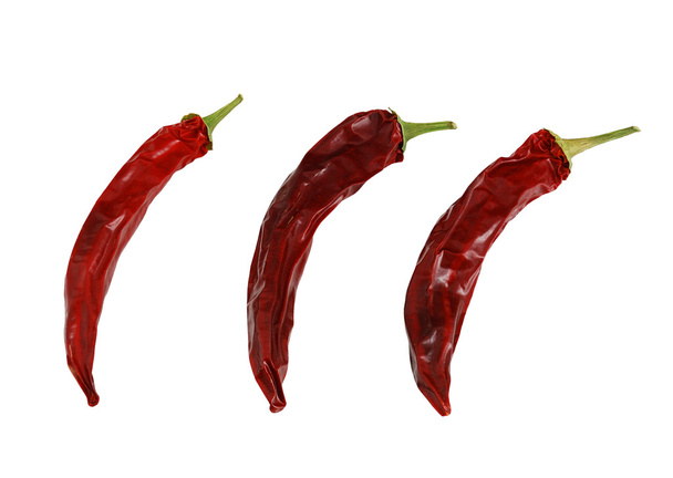 Três pimentas vermelhas quentes secas isoladas em branco
 - Foto, Imagem