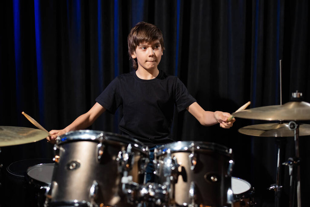 A boy plays drums in a recording studio - Foto, afbeelding
