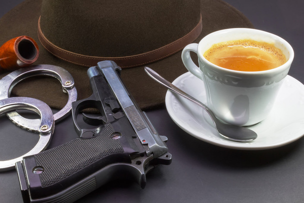 καφέ ντετέκτιβ, καπέλο σωλήνα όπλο και χειροπέδες - Φωτογραφία, εικόνα