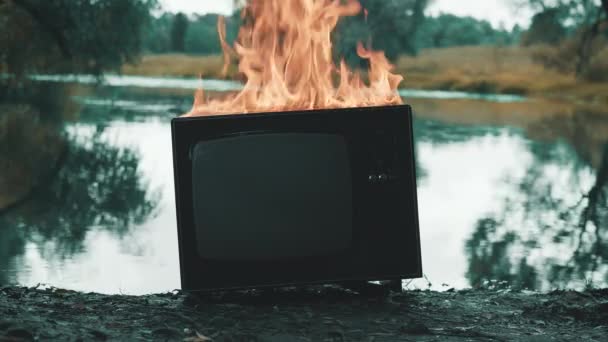 Eski retro TV havuzun yanında yanıyor. Kıyametten sonraki kavram, sürrealizm - Video, Çekim