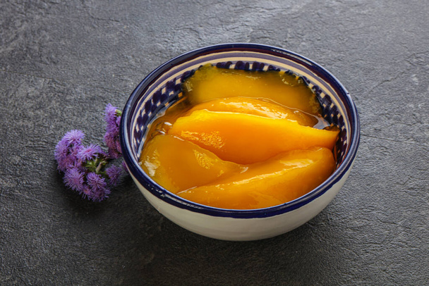 甘い缶詰のトロピカルフルーツマンゴースライス - 写真・画像