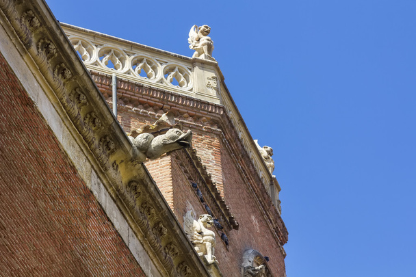 Архиепископский дворец в Алькала-де-Энарес, Испания
 - Фото, изображение