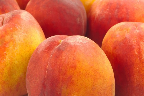 perziken, groep, rijp en sappig fruit, vitamineproduct, voeding voor elke dag, close-up. - Foto, afbeelding